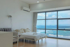 Urban Vista: Studio with Stunning City Views